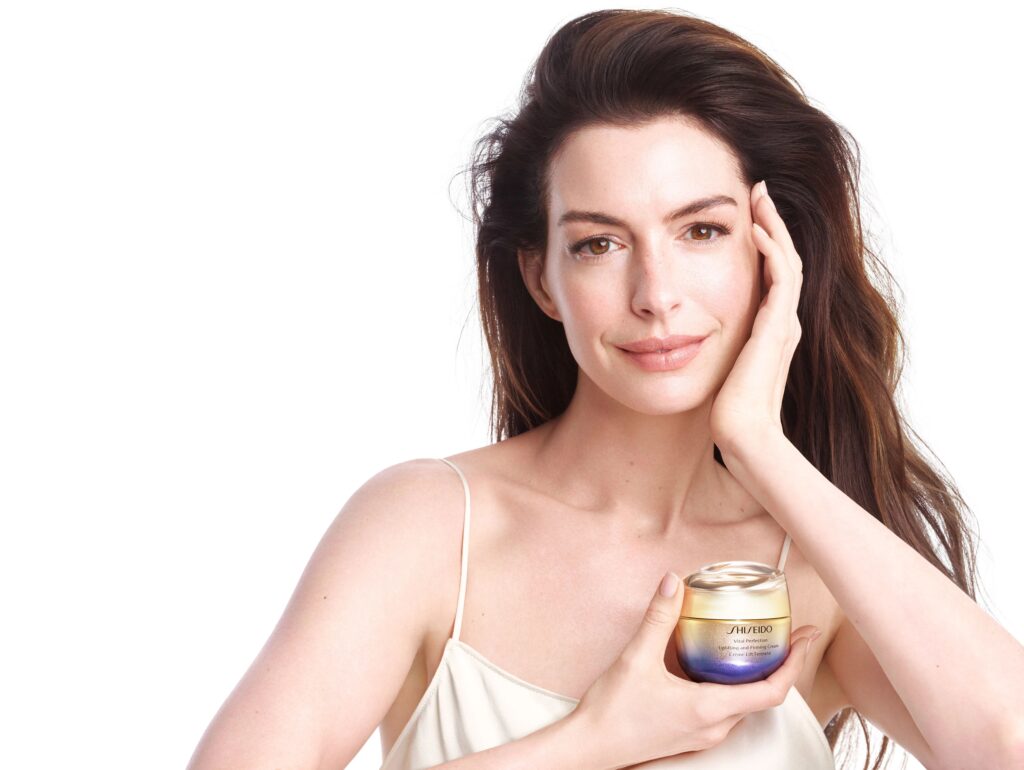 H Anne Hathaway είναι η νέα Global Ambassador της Shiseido για την σειρά Vital Perfection!